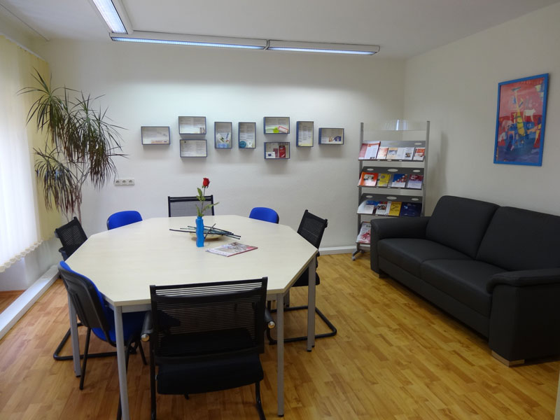 Neue Möbel im Besprechungszimmer (Foto: donum vitae)