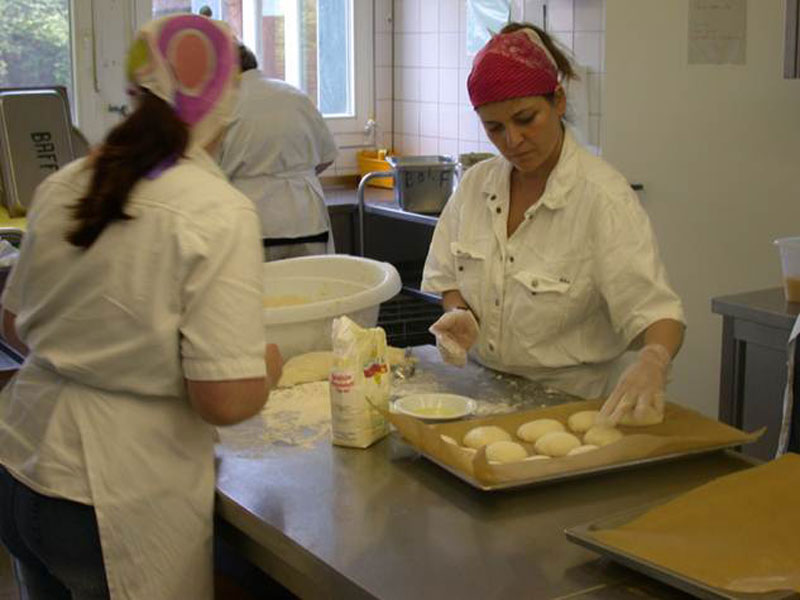Backen in der Schulküche; Foto: BAFF