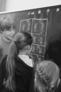 Kleine Studenten beim Zahlentüfteln (Foto: Bürgerstiftung)