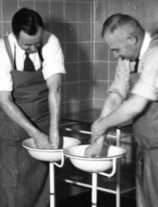 Erster leitender Arzt Dr. Becker bei einer Blinddarmoperation in den 30er Jahren (Foto: Marienhospital Darmstadt)
