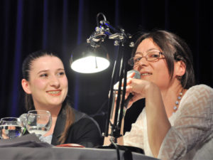 Die Lyrikerin Bela Chekurishvili (rechts) mit der Übersetzerin und Moderatorin Anastasia Kamarauli (Foto: Martin Gramm)