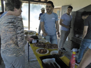 Grillfest für geflüchtete Studienbewerber und ihre Lernhelfer (Foto: Winni von Mackensen)