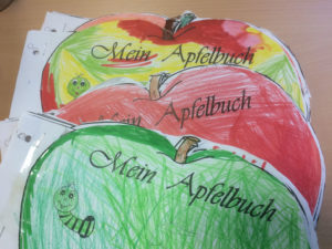 Die Streuobstwiese und der Apfelbaum (Foto: Sylvia Hütter)