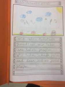 Die Streuobstwiese und der Apfelbaum (Foto: Sylvia Hütter)