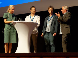 Der „Pate“ Jürgen Wolf erklärt auf der Bühne das Patenschaftsmodell der Bürgerstiftung Darmstadt. (Foto: Detlef Eden)
