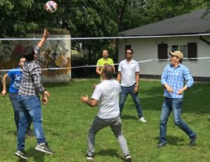 Grillfest für geflüchtete Studienbewerber der TU und ihre Lernhelfer (Foto: Adele Daily)